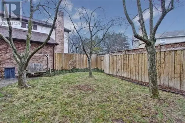 Apparently-this-house-also-has-a-backyard-oasis1