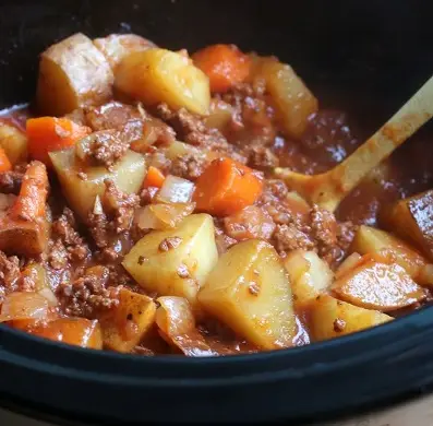 Poor-Mans-Beef-stew-in-crock-800x1200