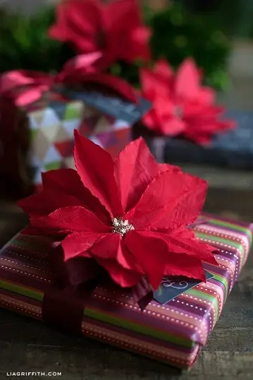 CocktailNapkinPoinsettiaDIY-Christmas-wrapping
