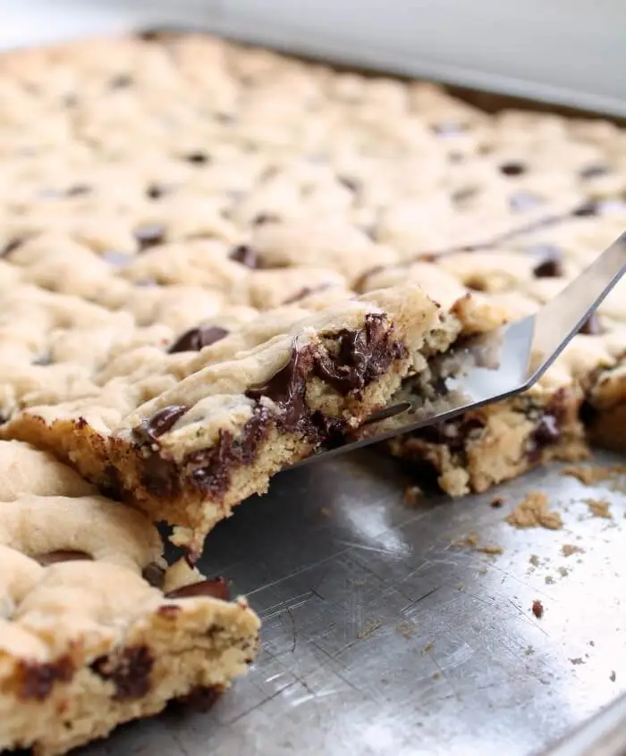 Soft-batch-cream-cheese-chocolate-chip-cookie-bars