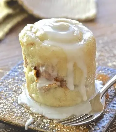 cinnamon roll cake in a mug