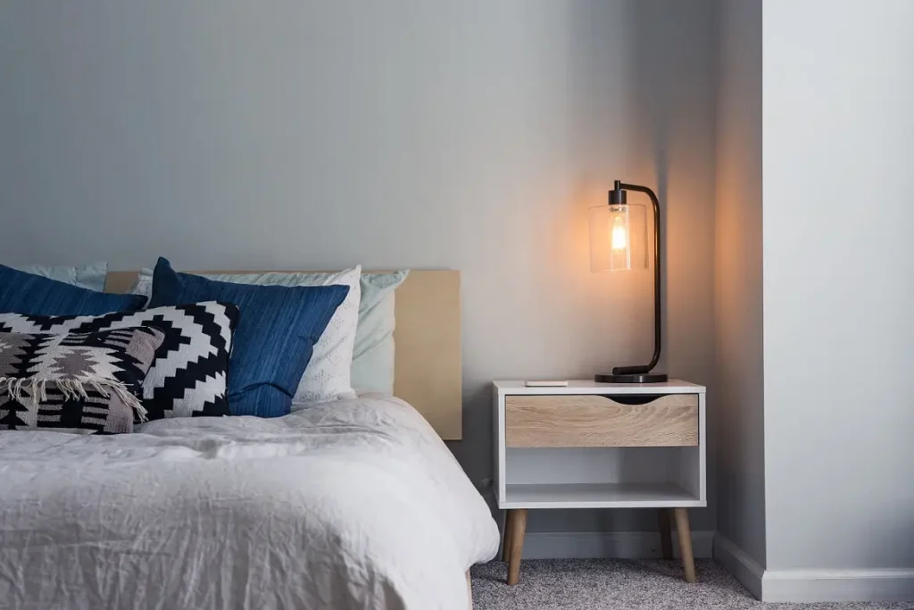 minimalist-student-dorm-room