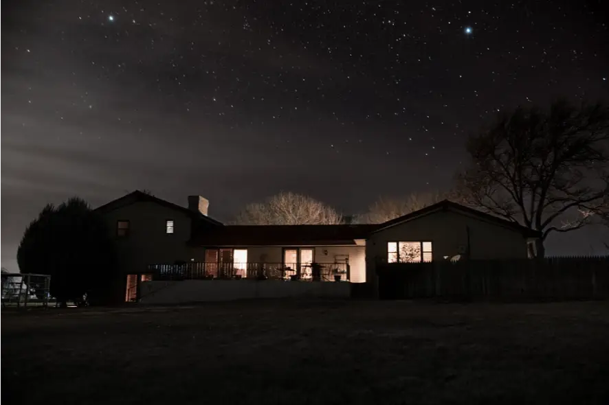 outdoor-lights-curb-appeal-at-night-real-estate