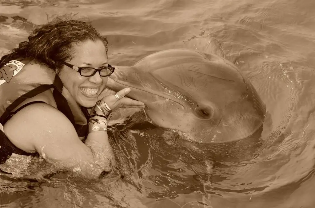 Bucket-List-kiss-a-dolphin-1024x678