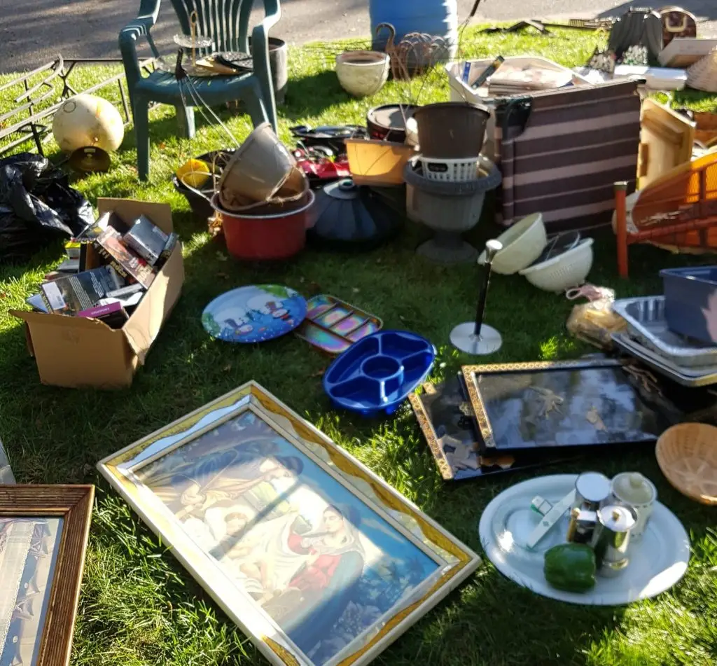 estate-sale-items-on-the-lawn-1024x951