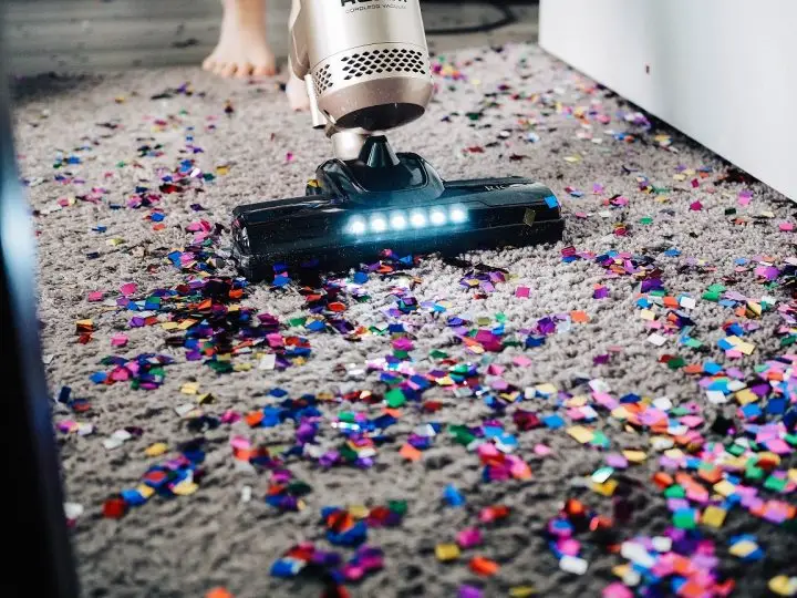 Weekly cleaning schedule to vacuum the carpets