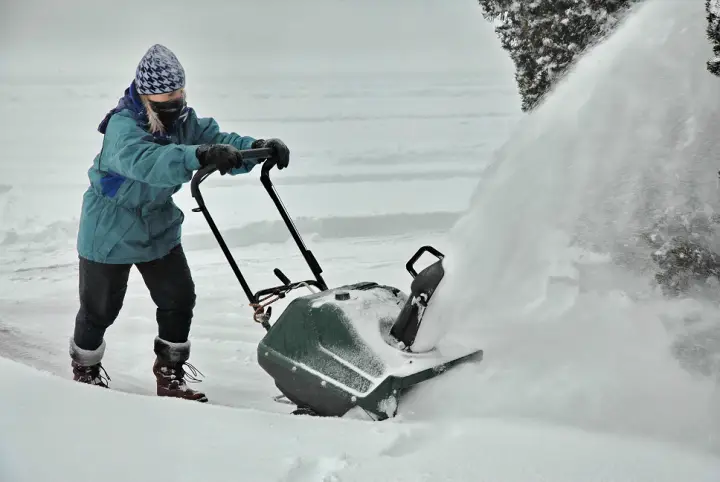 Helping New Neigbours By Snowblowing their sidewalk and driveway