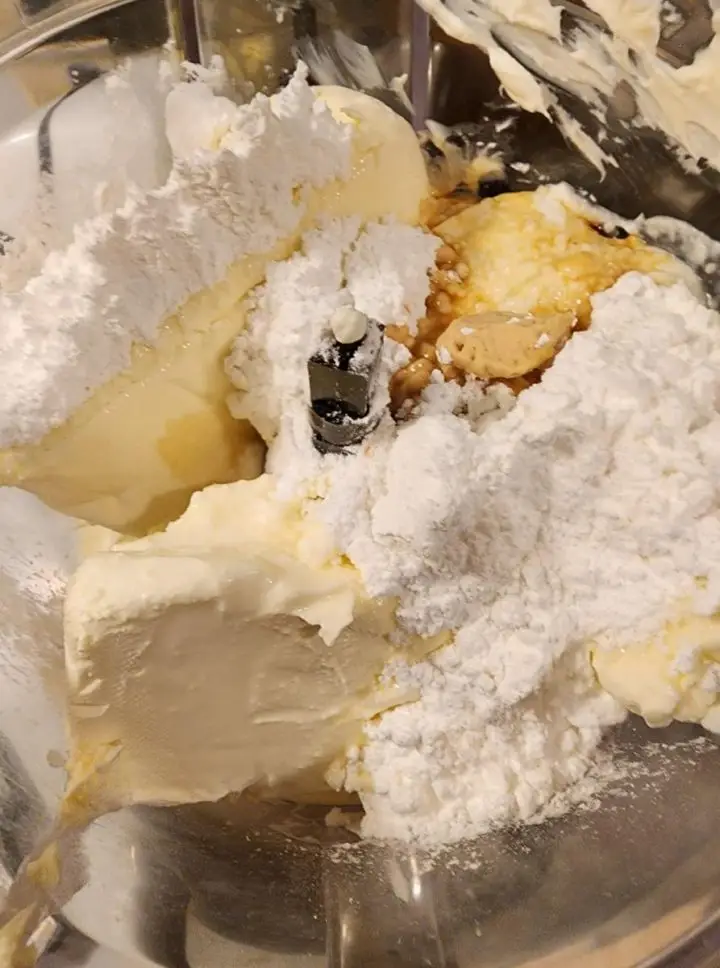 No bake cheesecake filling - Cream Cheese, Icing Sugar, Whipping Cream, Pure Vanilla